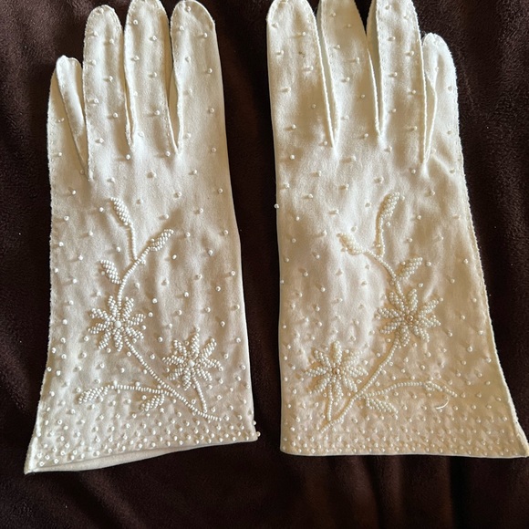 Pair of vintage beaded gloves by Elsie Tu size 7. - Picture 2 of 5